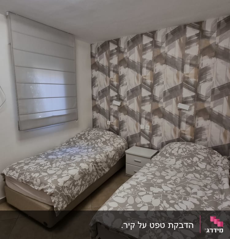 טפט גיאומטרי בגווני אפור ולבן על קיר